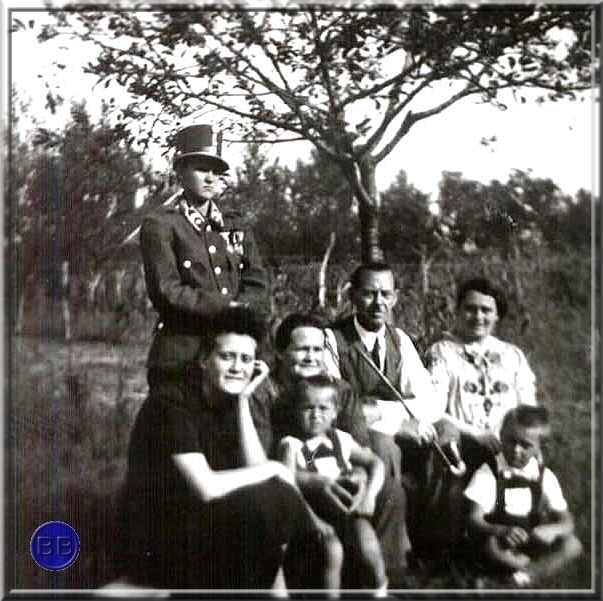 foto (40).jpg - A Kollárik család:Mici (Bajnok István katona ruhájában),Kollárik György , balra a feleségével, Fojtik Mária, ....
